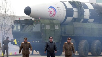 Ilustrasi Kim Jong Un Sedang Memamerkan Rudal Besarnya