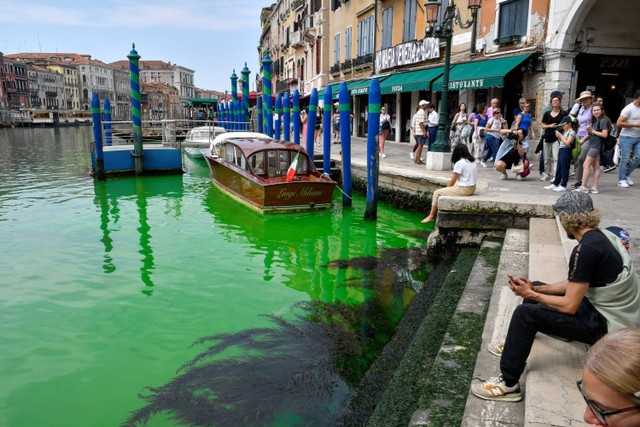 Air Kanal Besar Venesia Di Italia Berubah Jadi Hijau