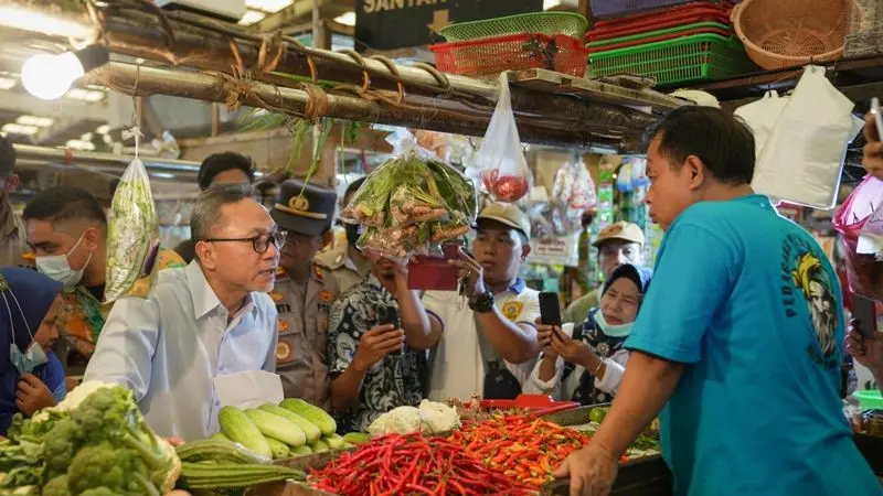 Momen Menteri Zulhas Kaget Dengan Harga Cabai Rawit Yang Lebih Murah Di Pasar Mardika Ambon