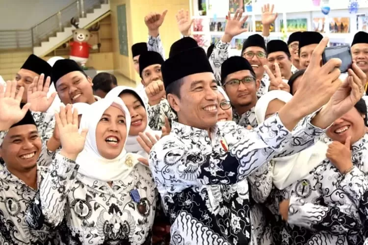 Kebersamaan Jokowi Dengan Para ASN