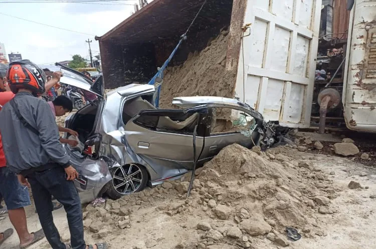 Penampakan Mobil Yang Tertimpa Truk Di Ngaliyan Semarang
