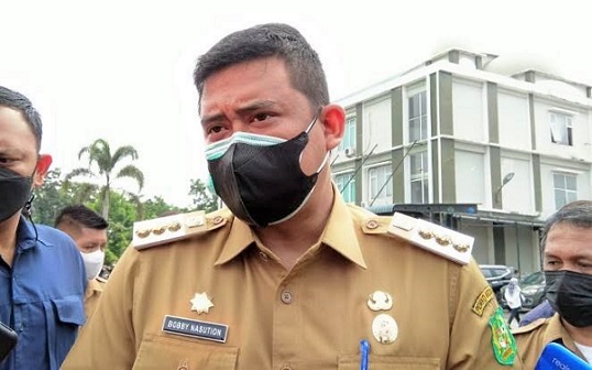 Walikota Bobby Nasution Sedang Berbicara Dengan Pers Soal Banyaknya Kasus Begal Di Kota Medan