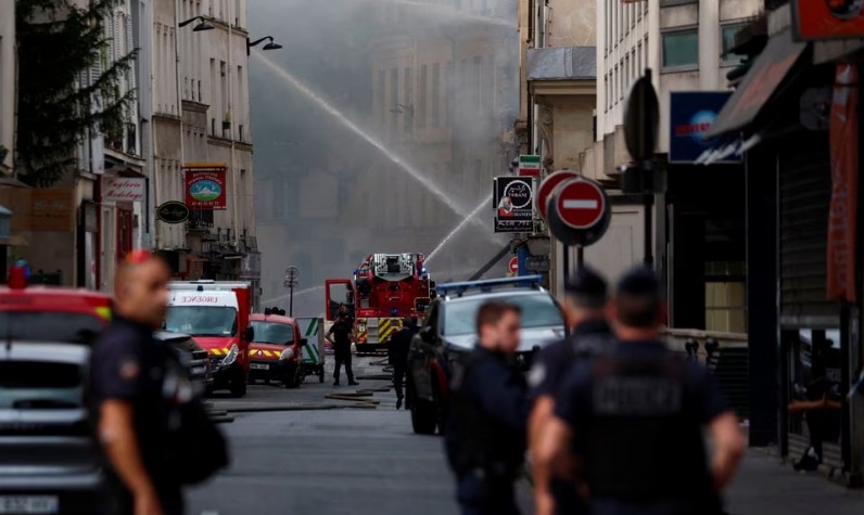 Proses Pemadaman Api Akibat Ledakan Besar Di Paris