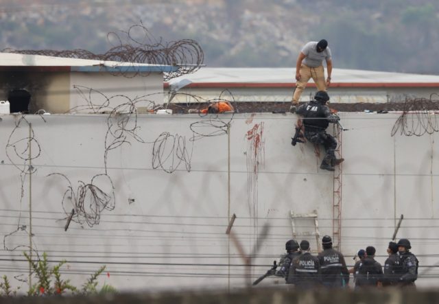 Proses Evakuasi Mayat Napi Yang Tewas Digantung Di Penjara Ekuador