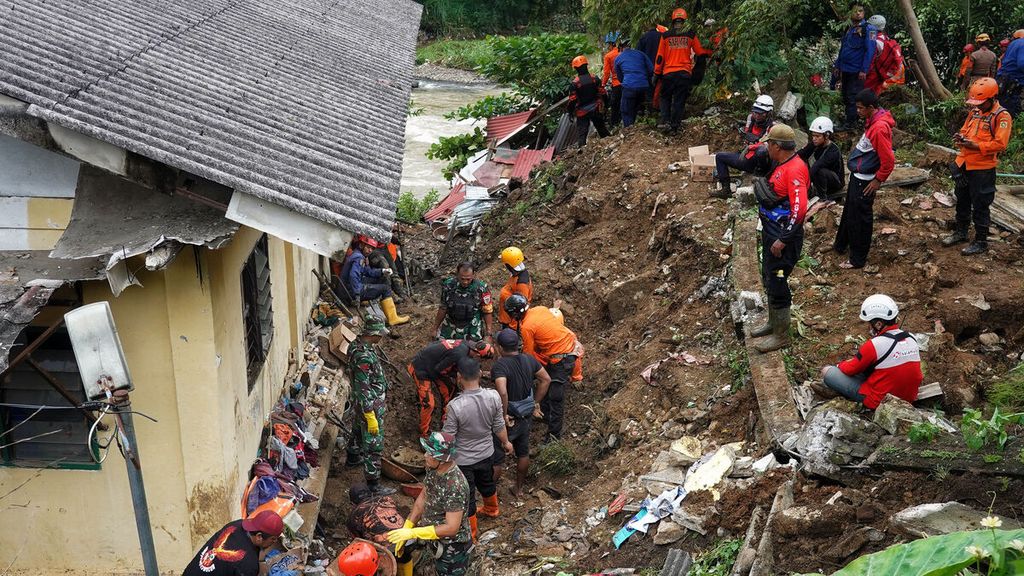 Seorang Petugas Pemadam Kebakaran Kehilangan Tasnya Setelah Mengevakuasi Korban Longsor Dari Bogor