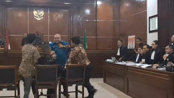 Sumpah Advokat Razman dan Firdaus Dibekukan, Hotman Paris: “Karier Mereka Tamat”